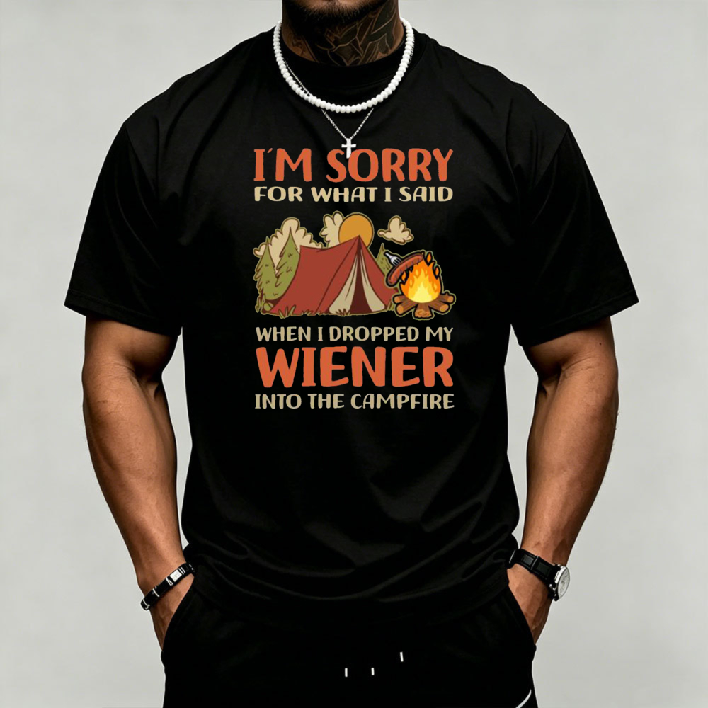 Outdoor Adventure Quotes Short - Kaos Pria Grafis Camping Wiener Campfire,